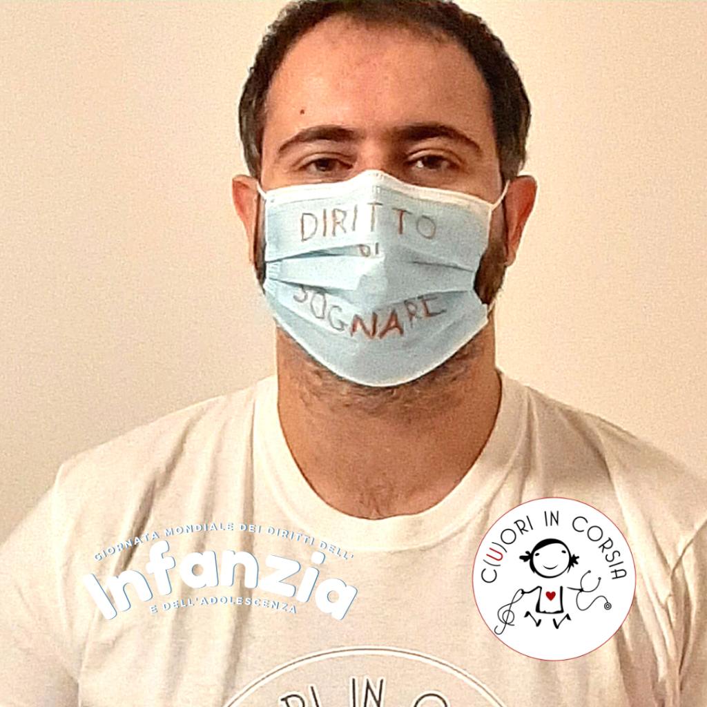 Adriano Mastrolorenzo Presidente di Cuori in Corsia indossa una mascherina su cui c'è scritto Diritto di Sognare per la Giornata Mondiale dei Diritti dell'Infanzia e dell'Adolescenza.