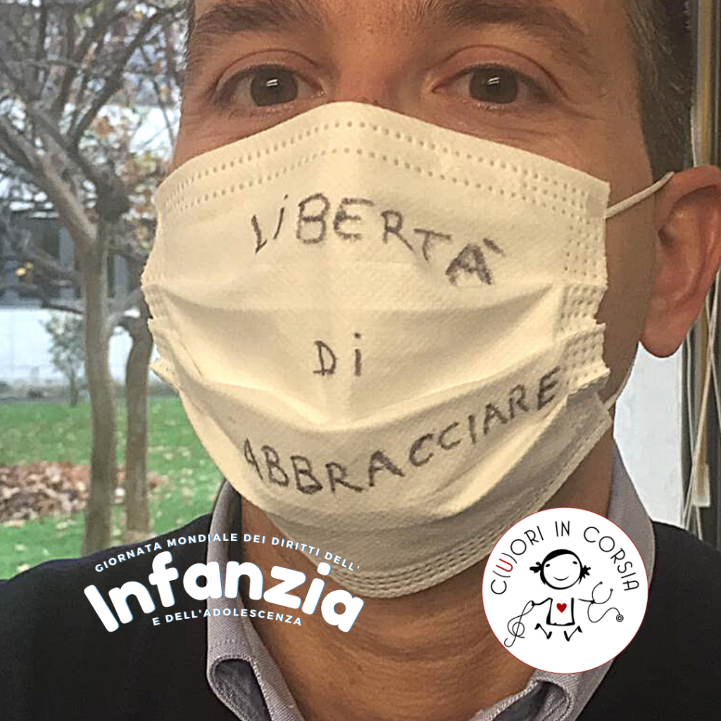 Emiliano Ciardulli Tesoriere di Cuori in Corsia indossa una mascherina su cui c'è scritto Libertà di Abbracciare per la Giornata Mondiale dei Diritti dell'Infanzia e dell'Adolescenza.