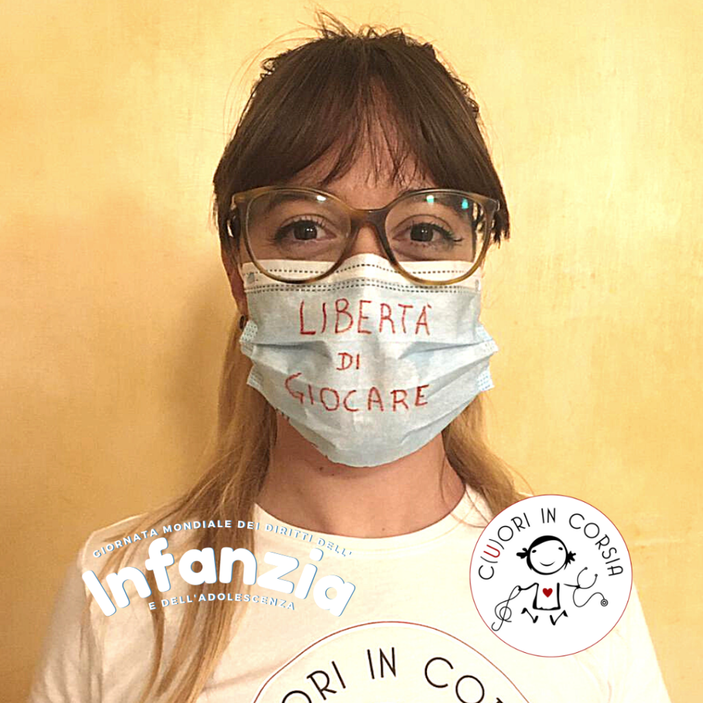 Michela Origlia Vicepresidente di Cuori in Corsia indossa una mascherina su cui c'è scritto Libertà di Giocare per la Giornata Mondiale dei Diritti dell'Infanzia e dell'Adolescenza.